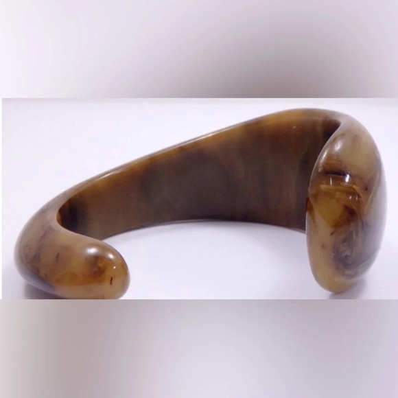 Vintage 1940s Bakelite Caramel Chocolate Marbled Cuff - Picture 5 of 7